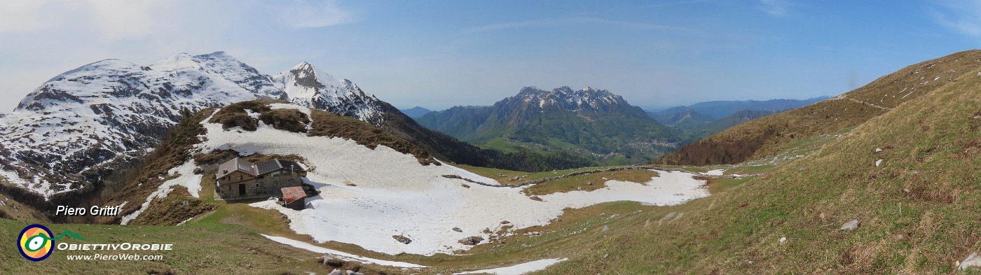 41 Vista sulla Baita Zuccone (1799 m) con Cimetto-Foppazzi-Grem a sx e Alben al centro .jpg